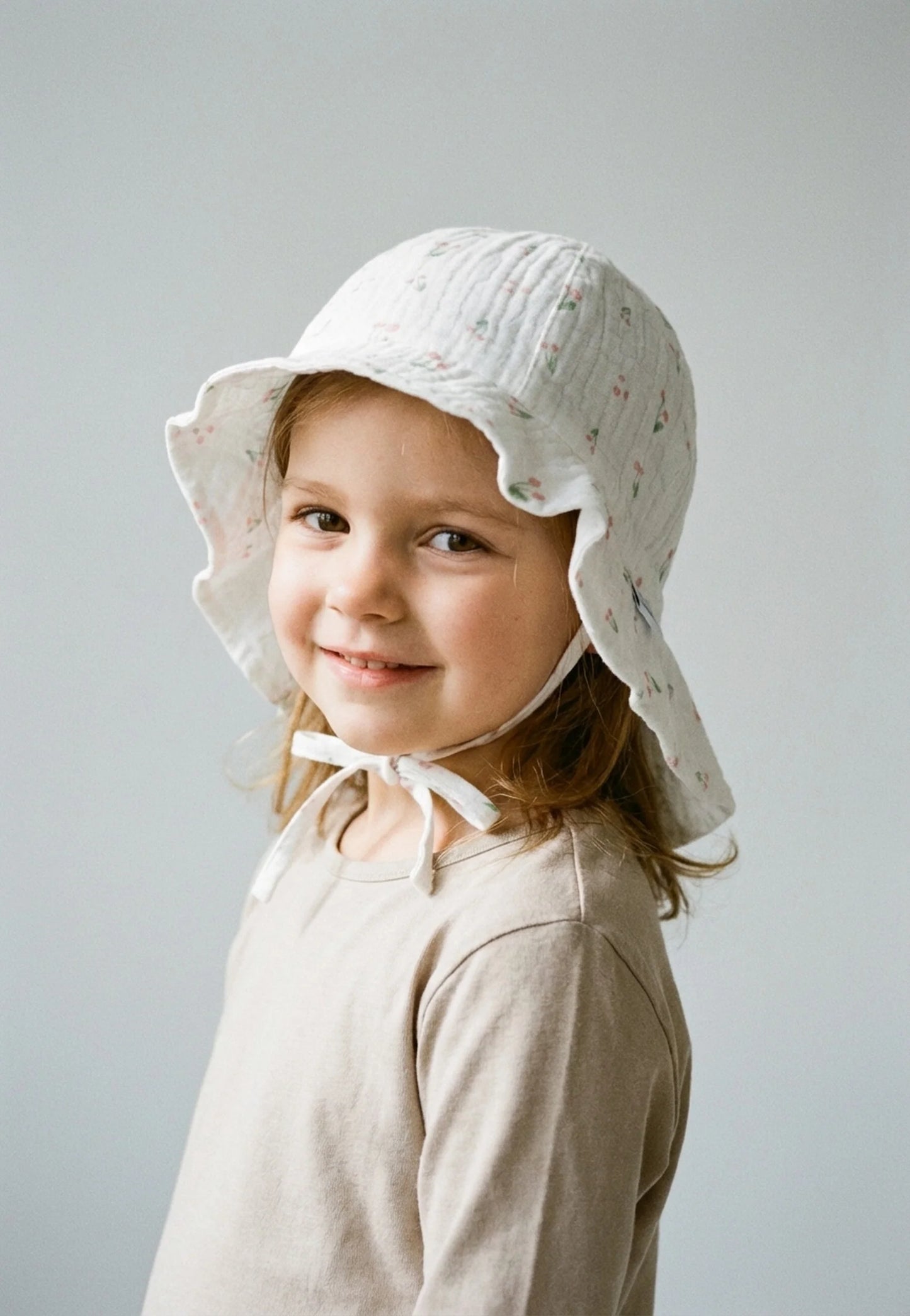 Chapeau avec protection nuque motif Cerise