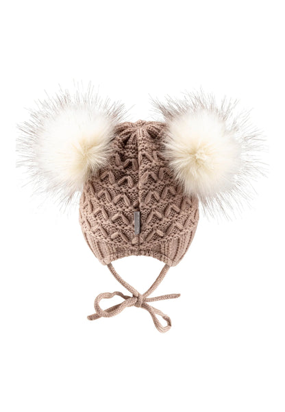 Bonnet tricoté avec deux pompons