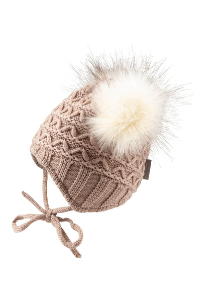 Bonnet tricoté avec deux pompons