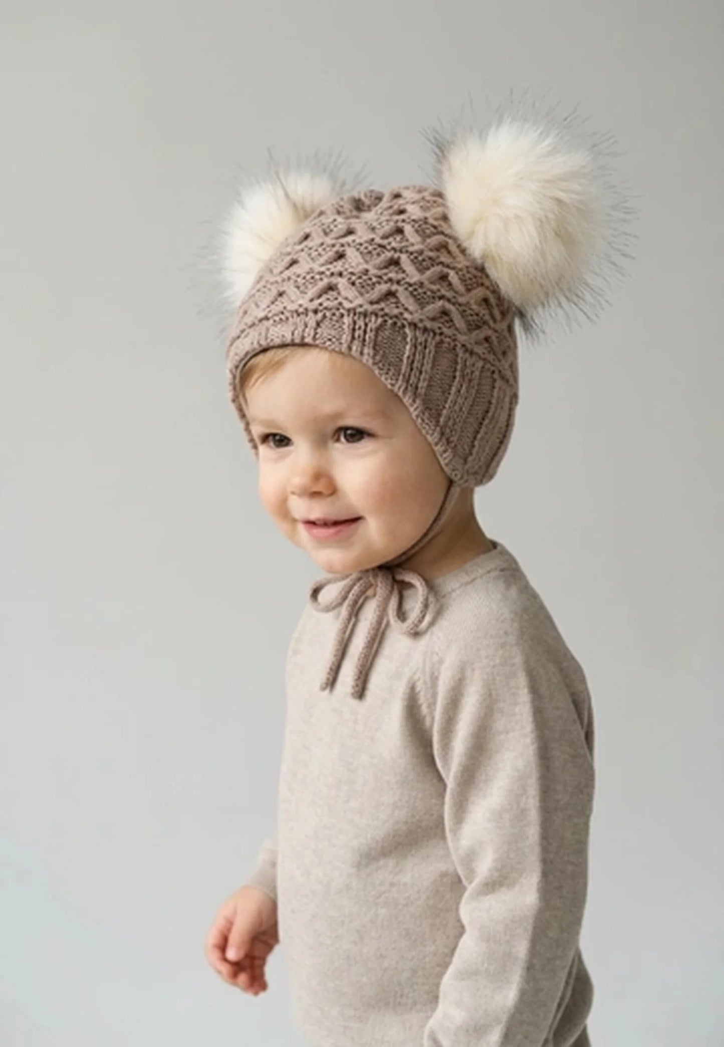 Bonnet tricoté avec deux pompons