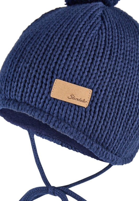 Bonnet à pompon tricoté avec cache-oreilles
