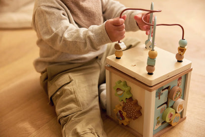 Cube d'activités en bois